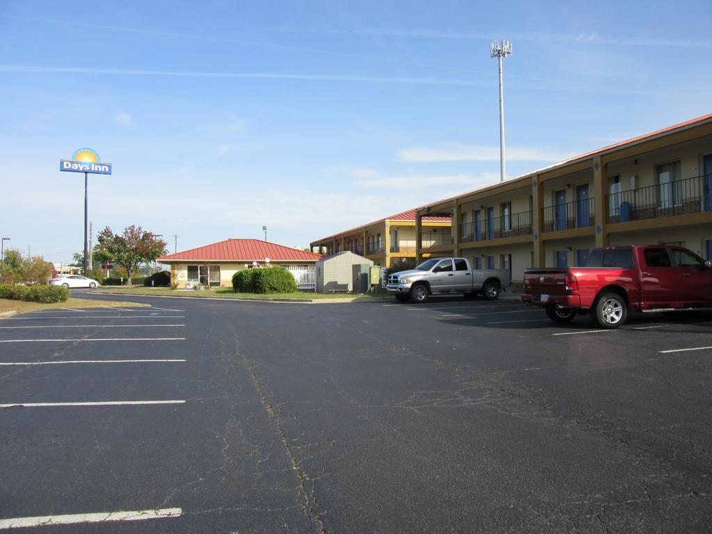 Days Inn By Wyndham Augusta Wheeler Road Екстер'єр фото