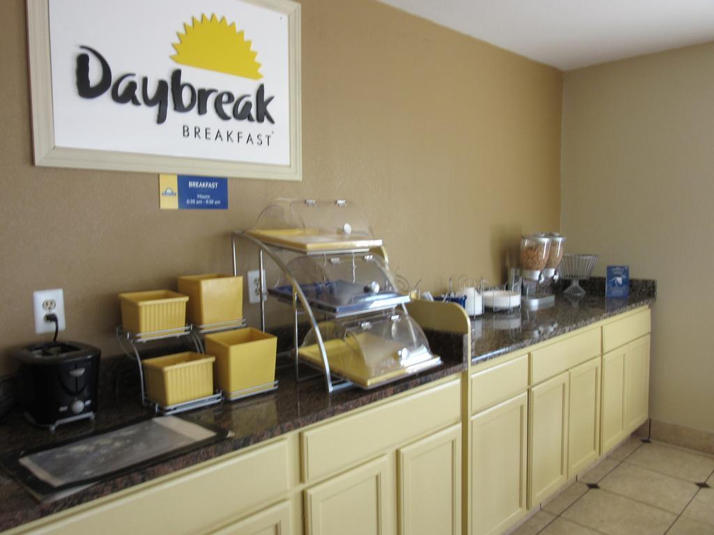 Days Inn By Wyndham Augusta Wheeler Road Екстер'єр фото