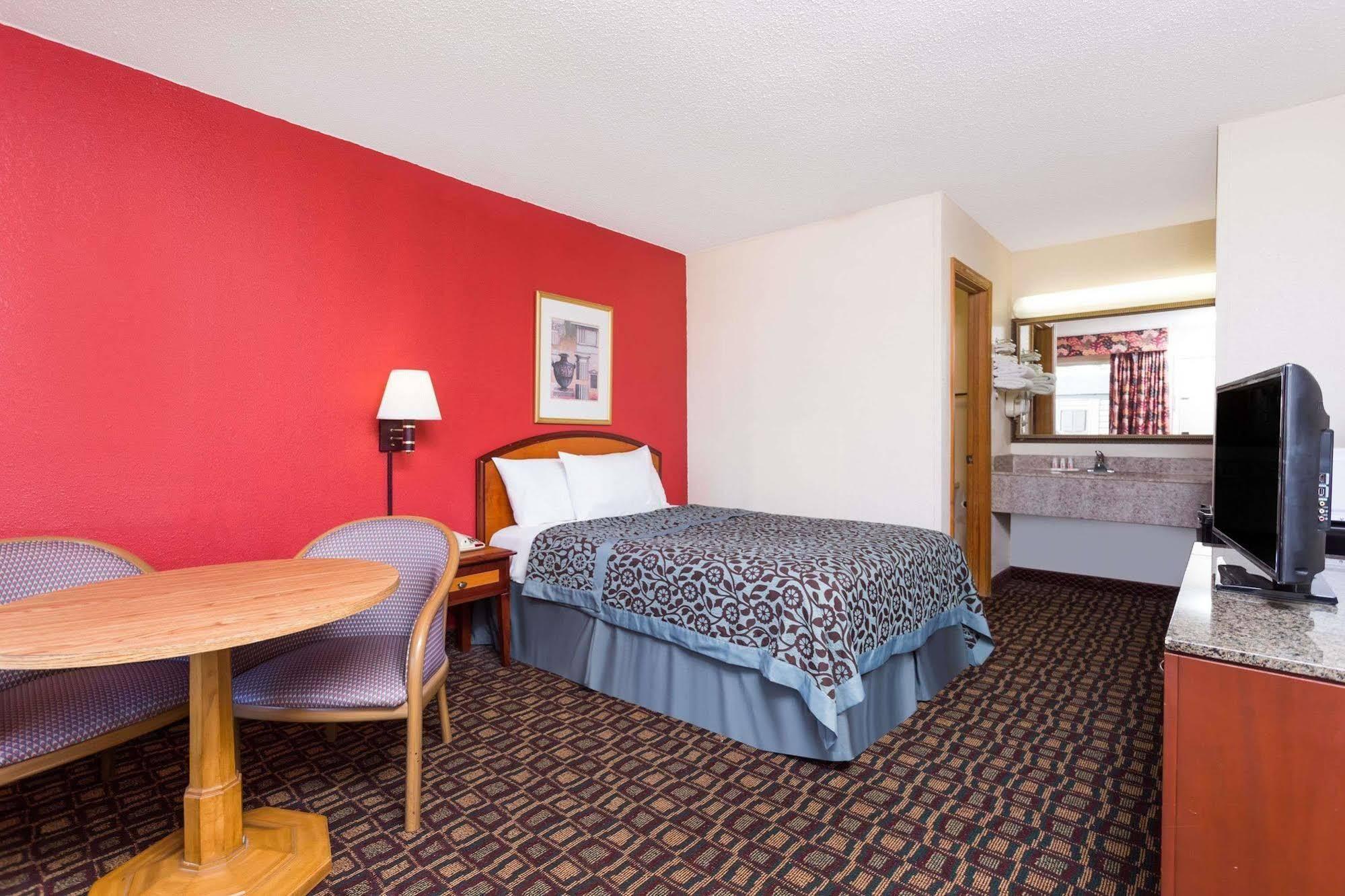 Days Inn By Wyndham Augusta Wheeler Road Екстер'єр фото