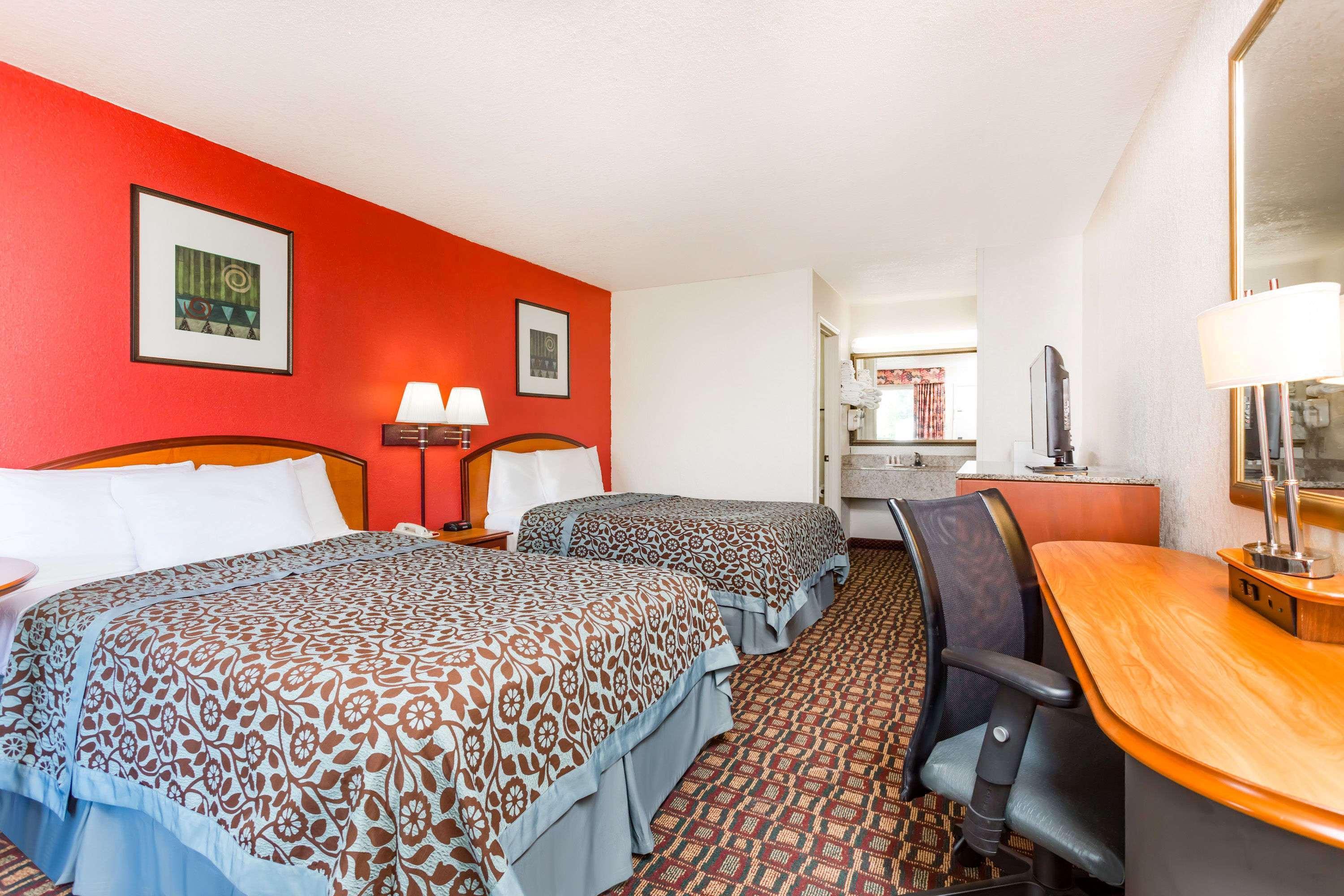 Days Inn By Wyndham Augusta Wheeler Road Екстер'єр фото