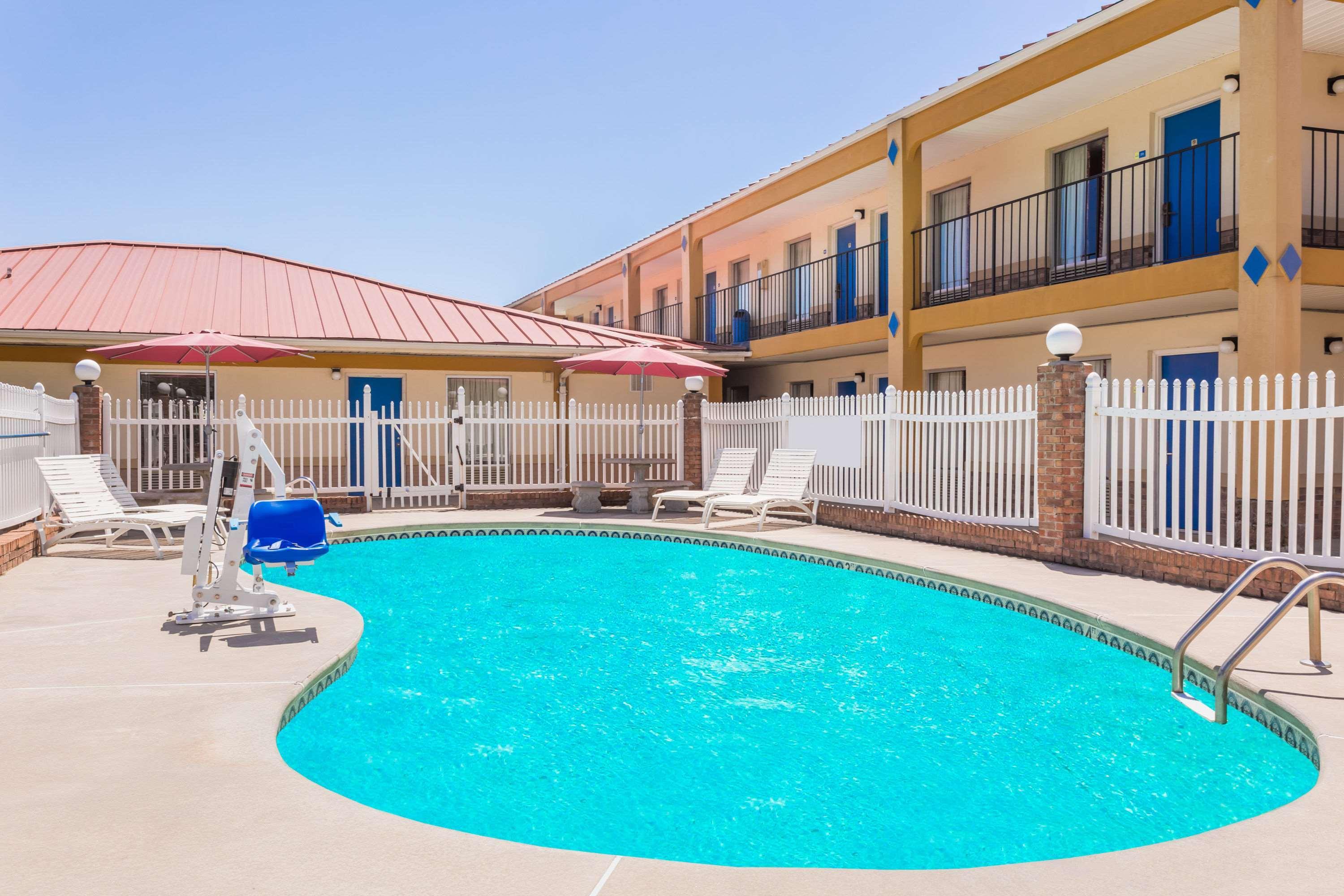 Days Inn By Wyndham Augusta Wheeler Road Екстер'єр фото