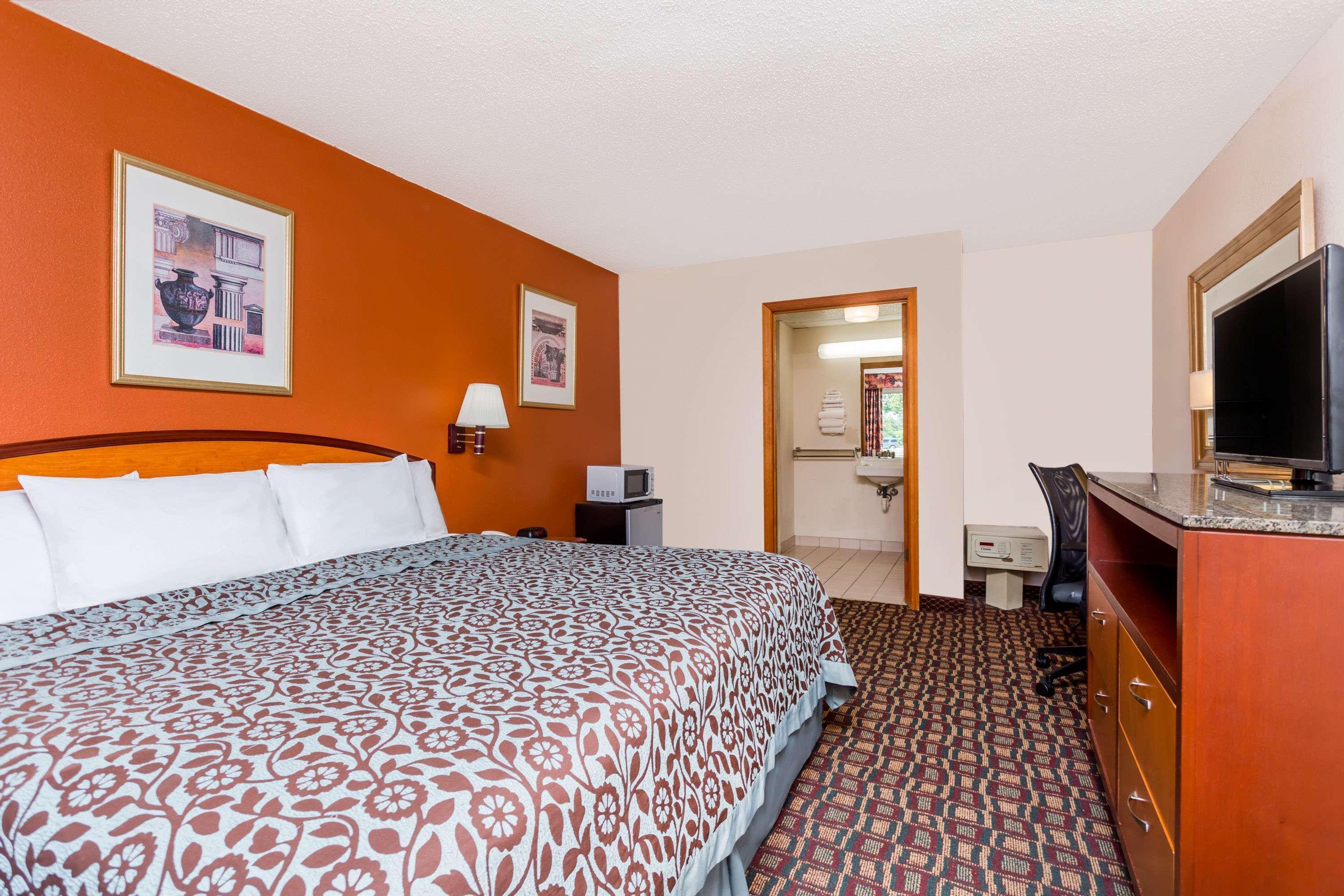 Days Inn By Wyndham Augusta Wheeler Road Екстер'єр фото