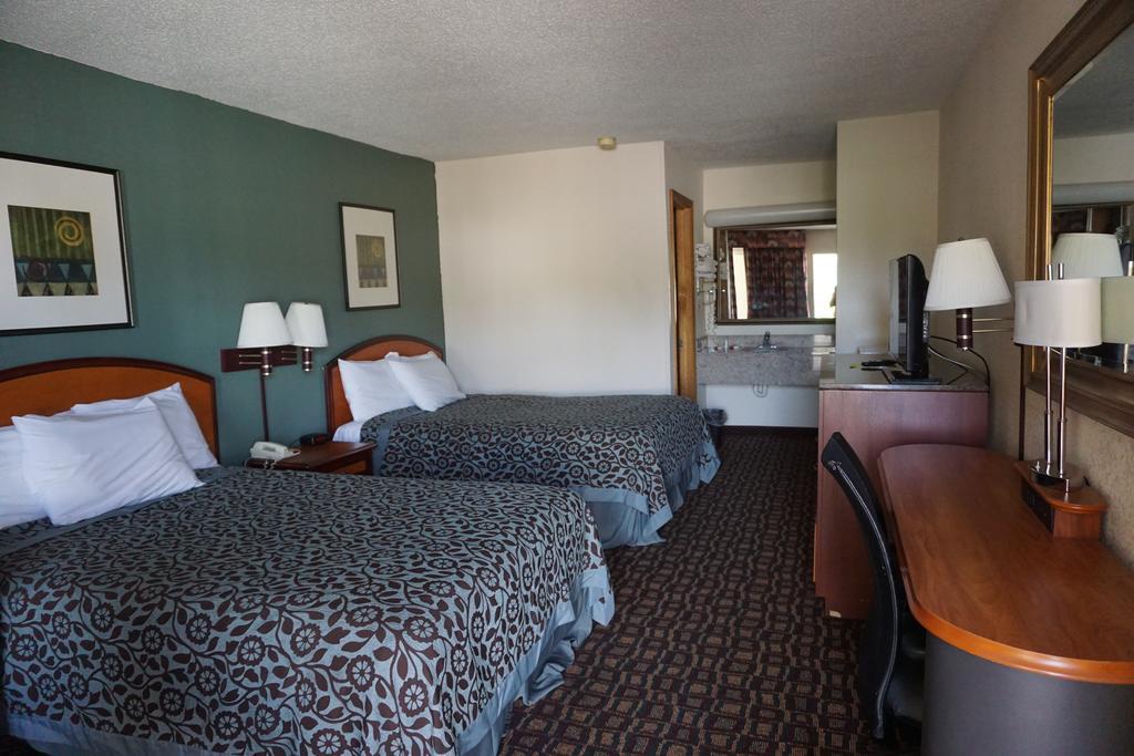 Days Inn By Wyndham Augusta Wheeler Road Екстер'єр фото