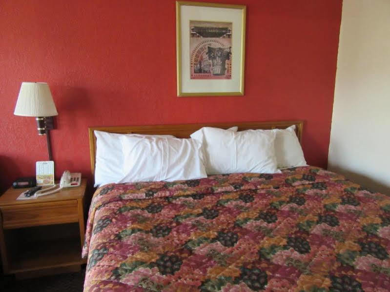 Days Inn By Wyndham Augusta Wheeler Road Екстер'єр фото