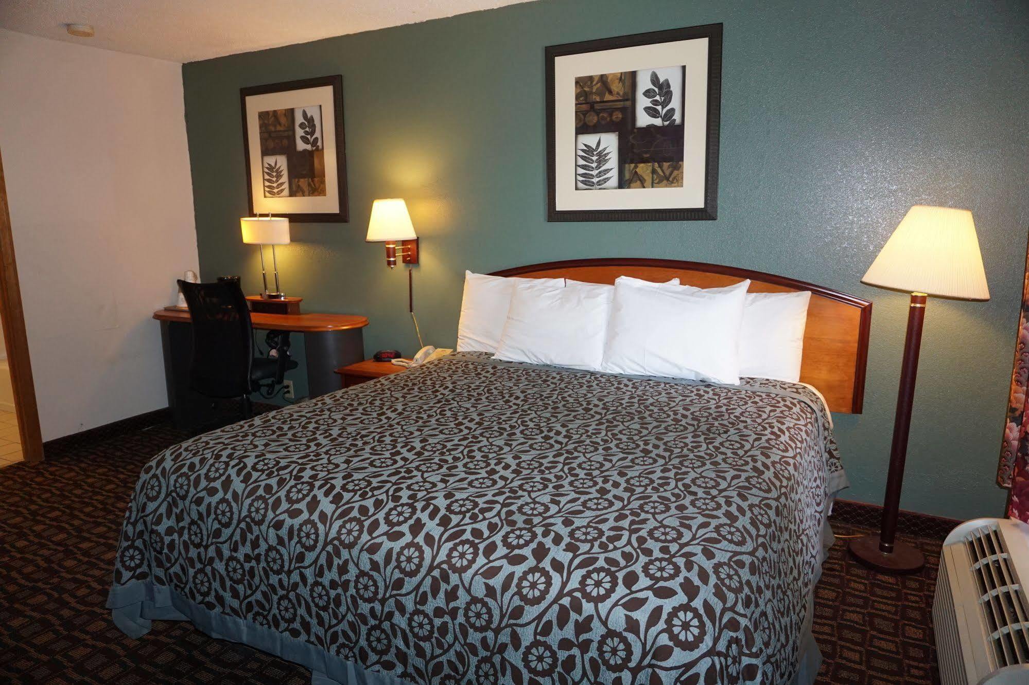 Days Inn By Wyndham Augusta Wheeler Road Екстер'єр фото